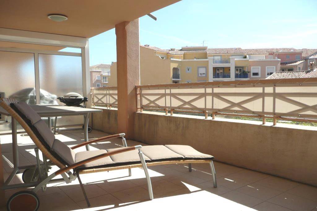 Appartement à vendre avec deux chambres terrasse centre ville sainte maxime