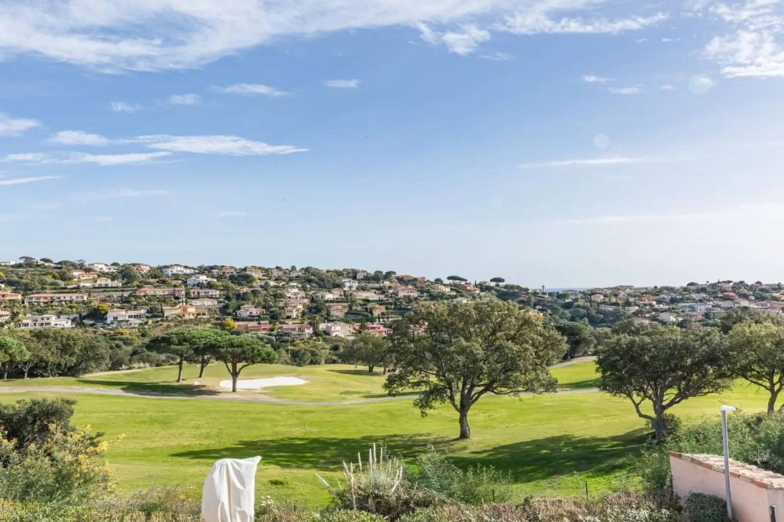 Mazet 3 pièces Sainte Maxime domaine du Golf avec garage et aperçu mer