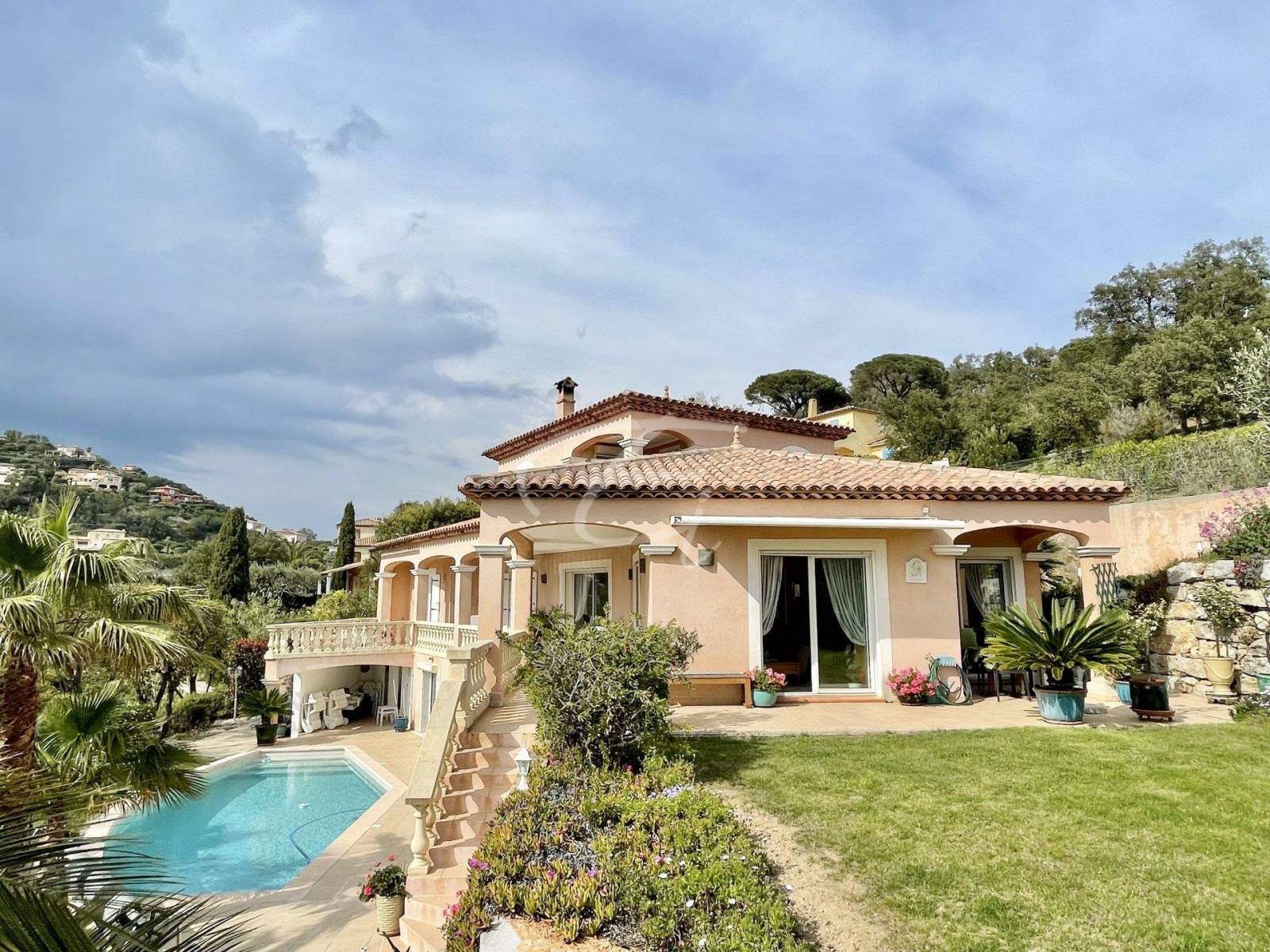 villa 6 pièces avec vue panoramique à vendre à Sainte Maxime