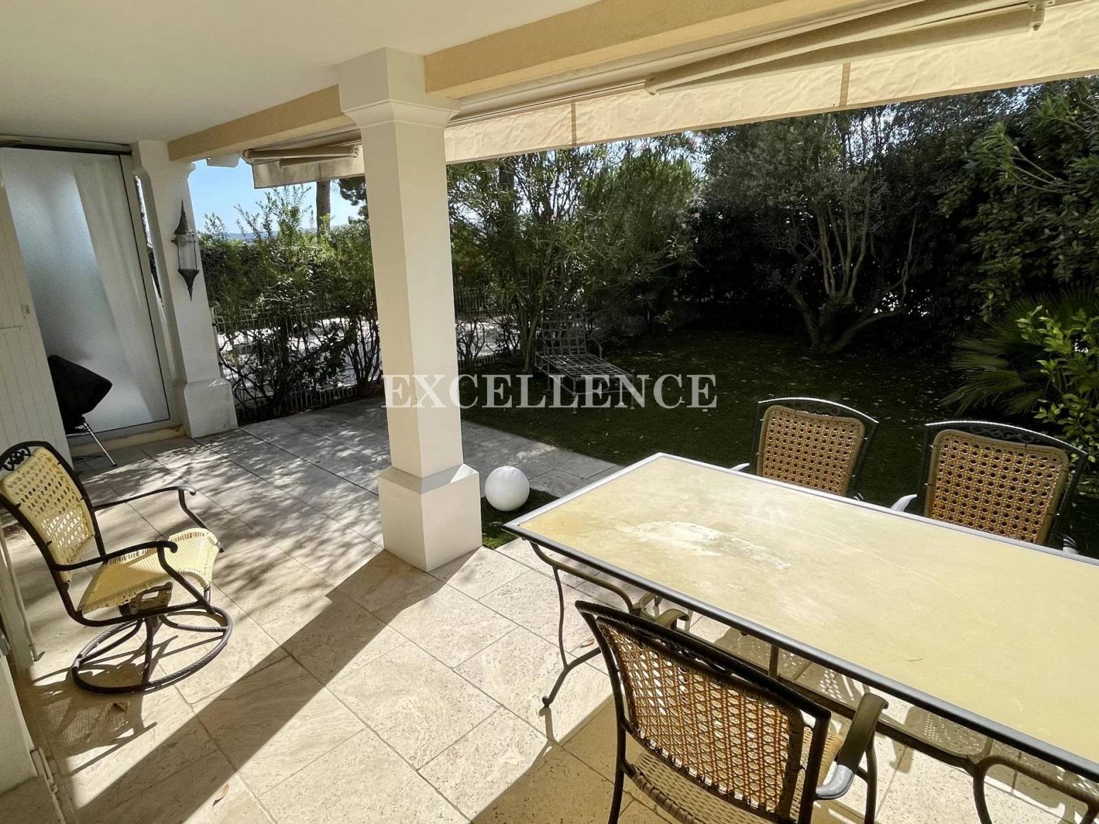 Agréable 2 pièces dans résidence avec piscine à vendre à Ste Maxime