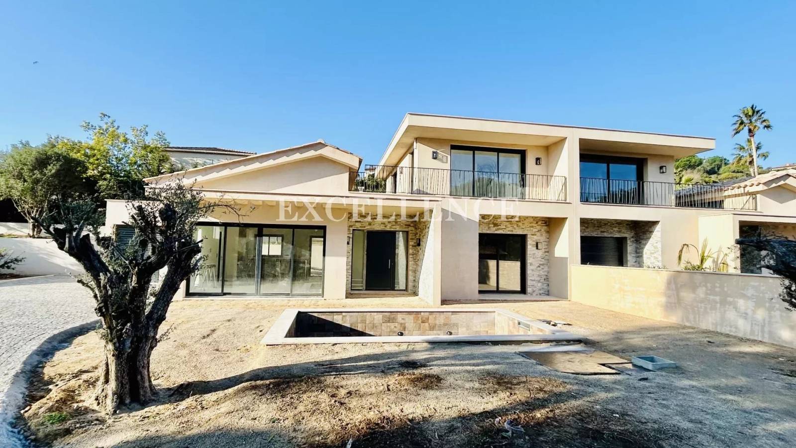 Villa neuve avec piscine à proximité du centre ville à vendre à Sainte Maxime  