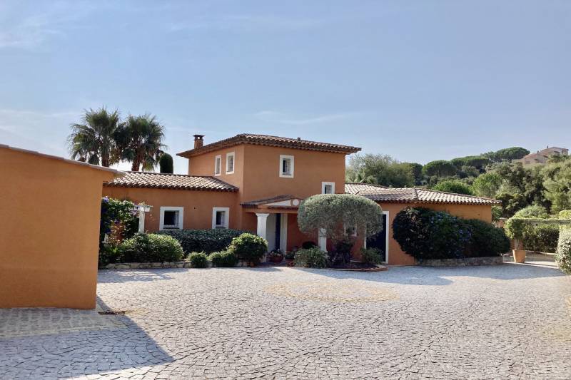 Villa 4 chambres avec piscine et 2 garages à Sainte Maxime La Croisette 