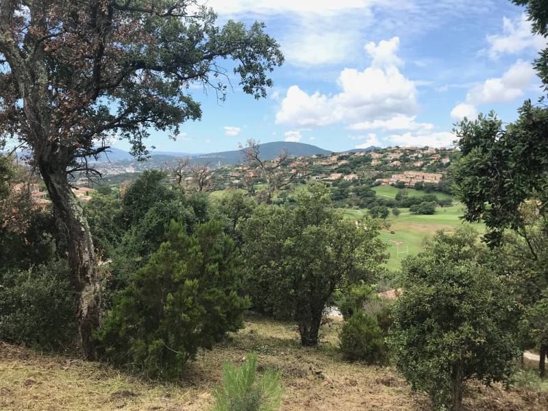 Terrain constructible à vendre Sainte Maxime sur le Golf Vue dégagée et aperçu mer