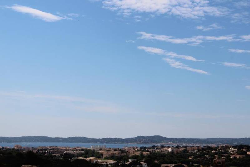 Villa avec 3 chambres à la vente à Sainte Maxime proche des commerces de plain pied avec un bel aperçu mer