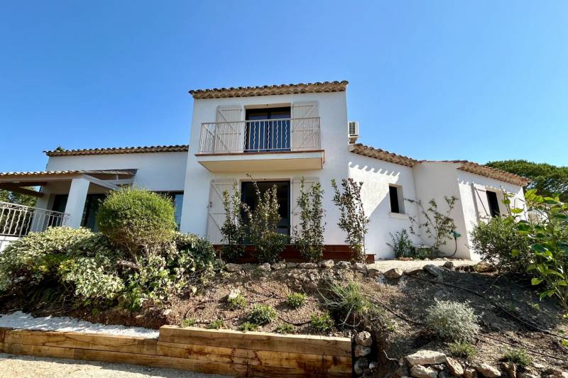 Villa 4 chambres à vendre avec vue mer, dans le village les Issambres  