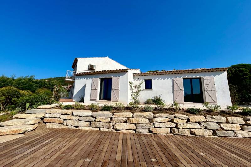 Villa 4 chambres à vendre avec vue mer, dans le village les Issambres  