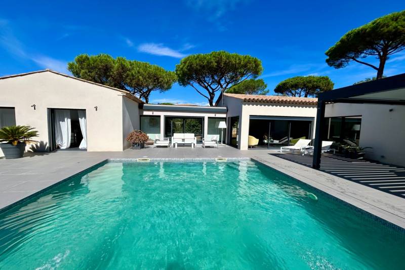Belle villa moderne à la vente à Sainte Maxime, proche du centre 