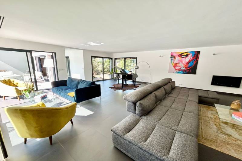Belle villa moderne à la vente à Sainte Maxime, proche du centre 