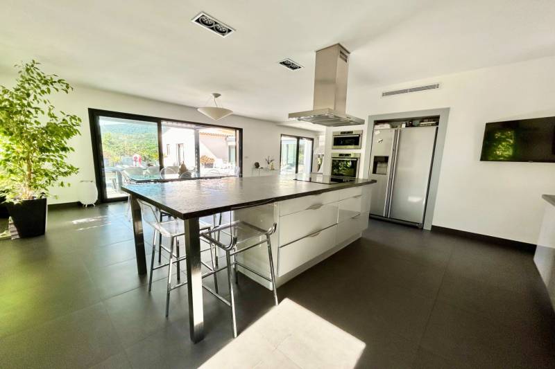 Belle villa moderne à la vente à Sainte Maxime, proche du centre 