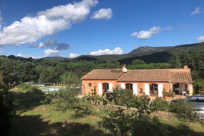 Villa à vendre avec appartement indépendant au Plan de la Tour avec grand terrain 