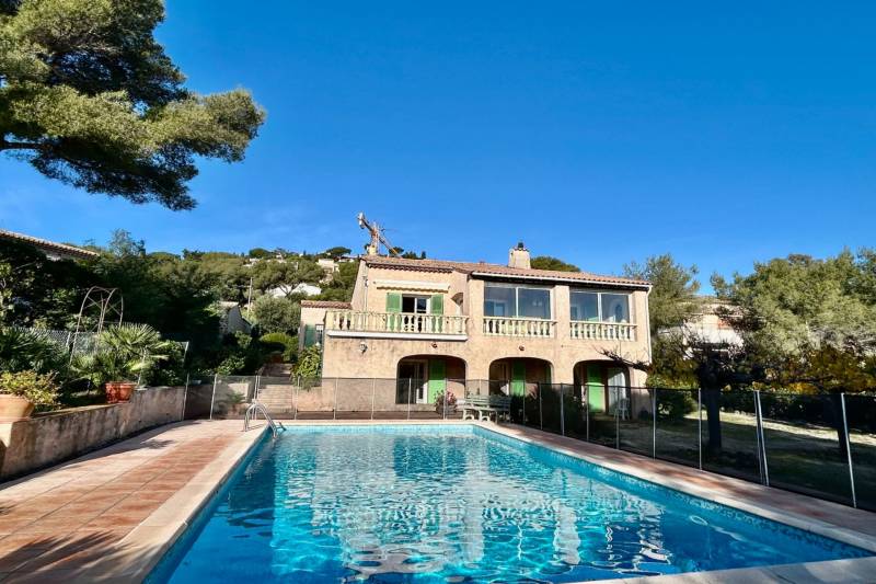 Villa à vendre avec piscine et vue mer, Les Issambres proche des plages 