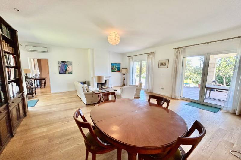 Villa de 6 pièces avec piscine Plan de la Tour au centre du village 