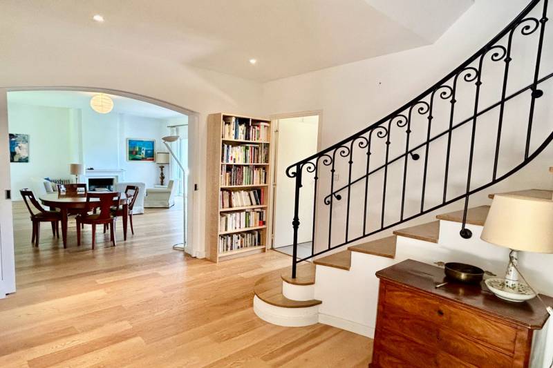 Villa de 6 pièces avec piscine Plan de la Tour au centre du village 