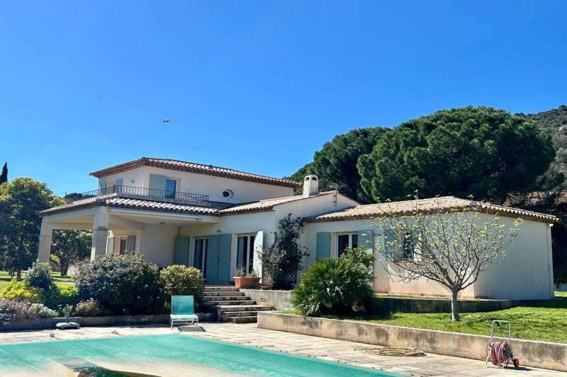 Villa de 6 pièces avec piscine Plan de la Tour au centre du village 