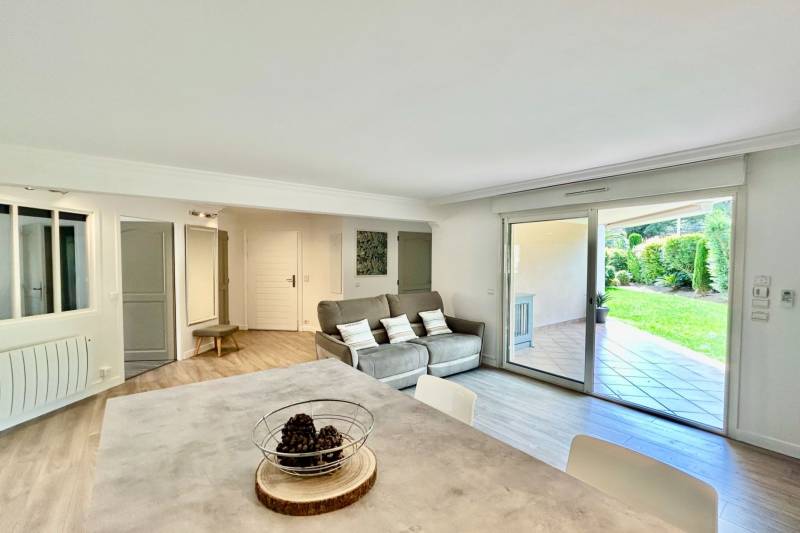 Trois pièces à vendre en rez de jardin à Sainte Maxime dans résidence avec piscine, avec cave et garage