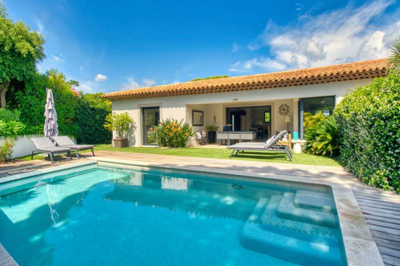 A louer pour la saison magnifique villa avec 4 chambres et piscine sécurisée à Sainte Maxime dans le secteur du Sémaphore elle offre un confort moderne et une piscine chauffée