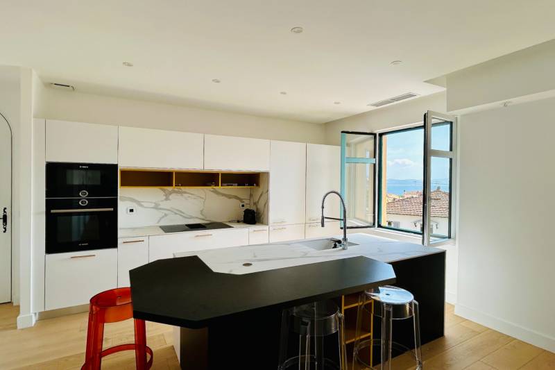 Appartement 2 chambres vue mer et garage à Sainte Maxime centre ville 