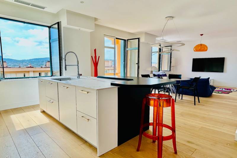 Appartement 2 chambres vue mer et garage à Sainte Maxime centre ville 