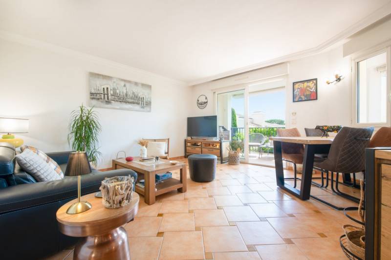 Appartement 4 pièces à la vente avec vaste terrasse à Sainte Maxime dans résidence avec pisicine 