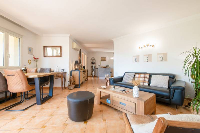 Appartement 4 pièces à la vente avec vaste terrasse à Sainte Maxime dans résidence avec pisicine 