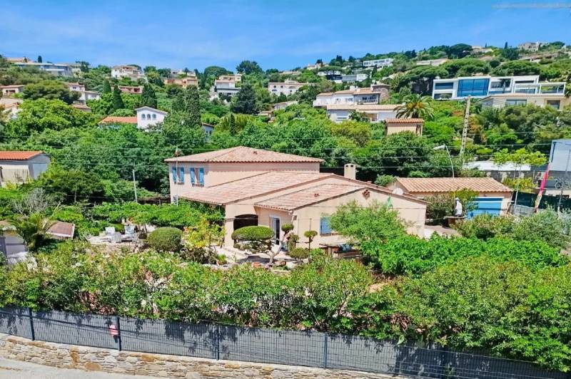 Villa 5 chambres à vendre sur Les Issambres plages à pied 