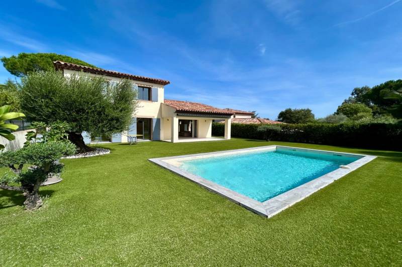 Villa moderne à vendre au Plan de la Tour avec piscine et trois chambres à proximité du centre