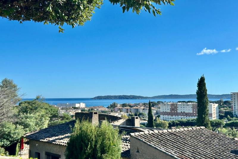 Villa 3 chambres avec vue mer Sainte Maxime  mitoyenne d'un coté
