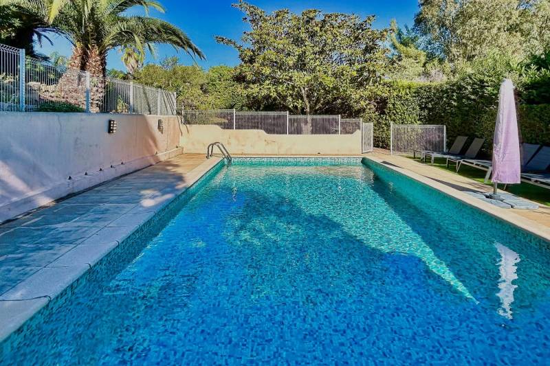 Villa vue mer avec 4 chambres à vendre, aux Issambres, plages à pied 