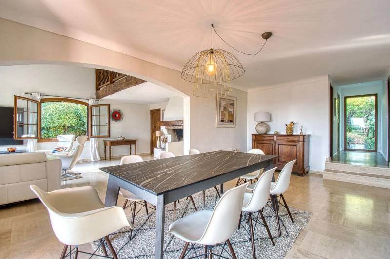 Villa vue mer avec 4 chambres à vendre, aux Issambres, plages à pied 