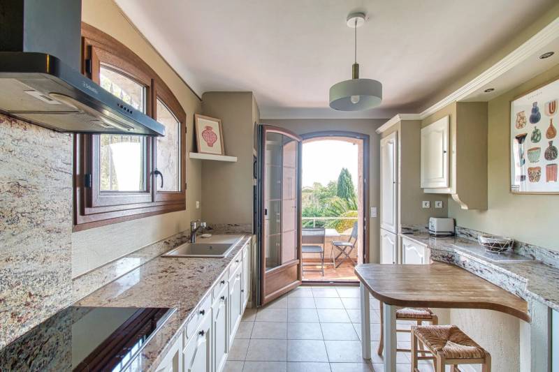 Villa vue mer avec 4 chambres à vendre, aux Issambres, plages à pied 