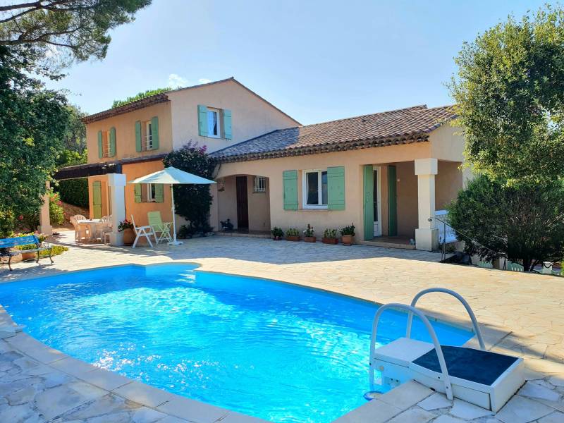 Vente villa 4 chambres à Ste Maxime dans le Var avec vue sur collines dans domaine fermé