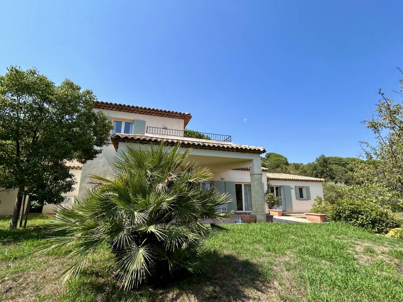 Villa de 6 pièces avec piscine Plan de la Tour au centre du village 