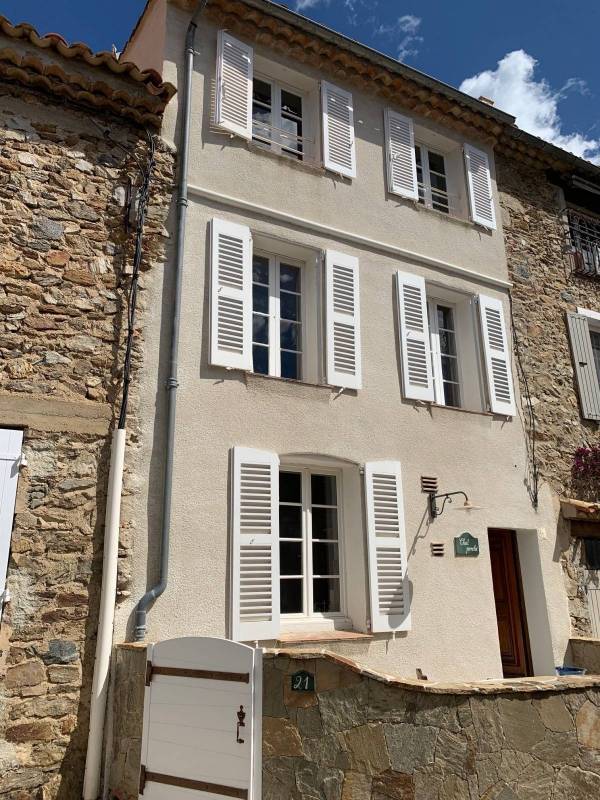Maison avec terrasse à vendre au centre de Grimaud