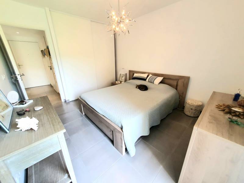 Vente appartement deux chambres Sainte Maxime vue dégagée, en rez de jardin