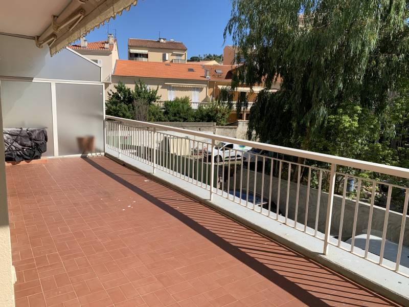 Appartement à vendre avec une chambre et grande terrasse à ste maxime