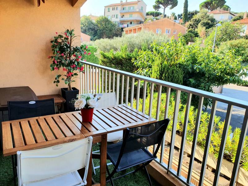 Exclusivité. Appartement deux pièces à vendre à Sainte Maxime dans le Var proche des plages et du centre dans une résidence avec piscine