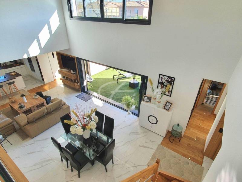 Villa contemporaine à vendre proche Grimaud village, avec piscine et terrain plat.