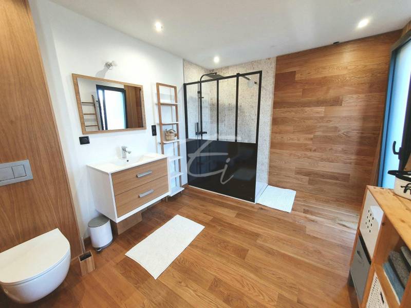 Villa contemporaine à vendre proche Grimaud village, avec piscine et terrain plat.