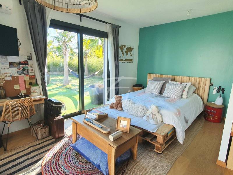 Villa contemporaine à vendre proche Grimaud village, avec piscine et terrain plat.