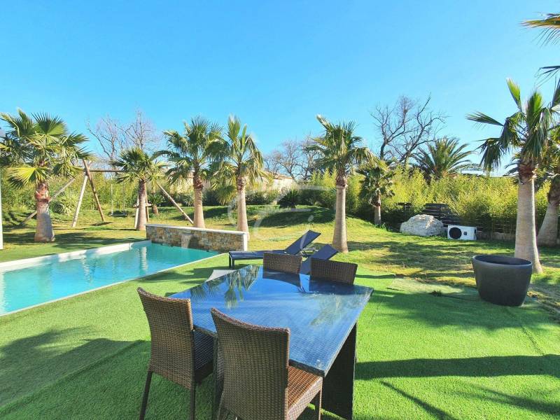 Villa luxueuse et contemporaine à vendre dans le golfe de St Tropez