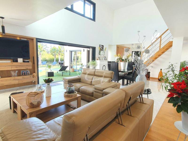 Achat maison moderne avec piscine sur Grimaud