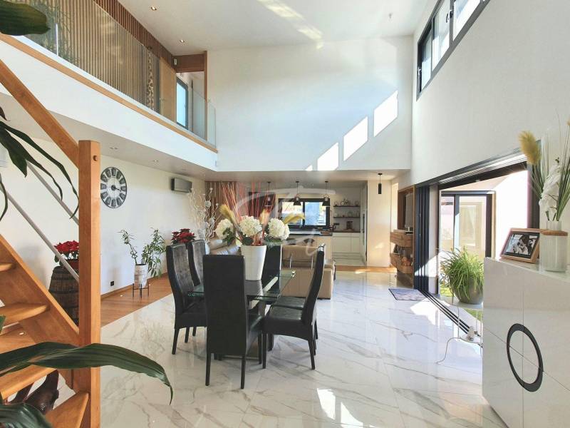 Villa contemporaine à vendre proche Grimaud village, avec piscine et terrain plat.