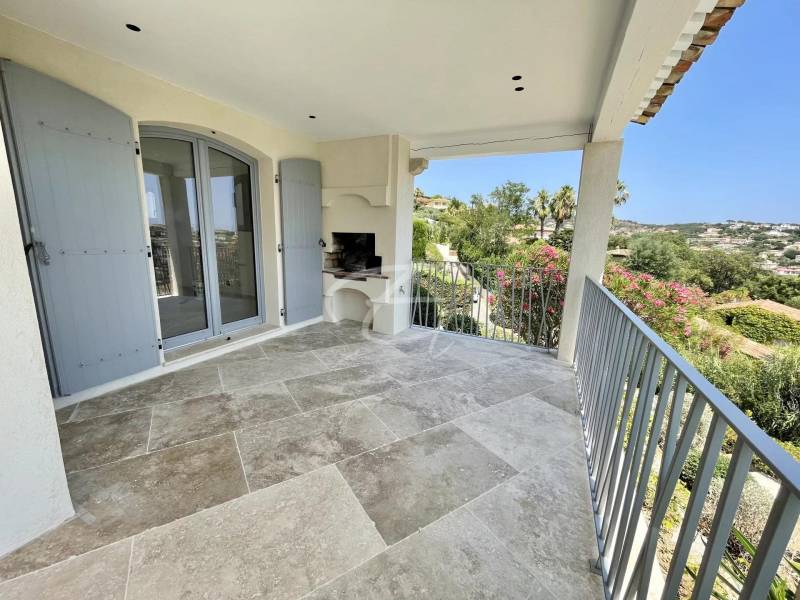 Vente villa vue mer rénovée à Sainte Maxime avec 4 chambres et piscine