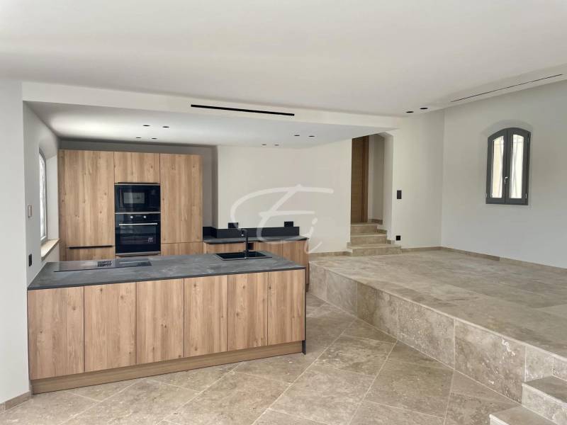 Vente villa vue mer rénovée à Sainte Maxime avec 4 chambres et piscine