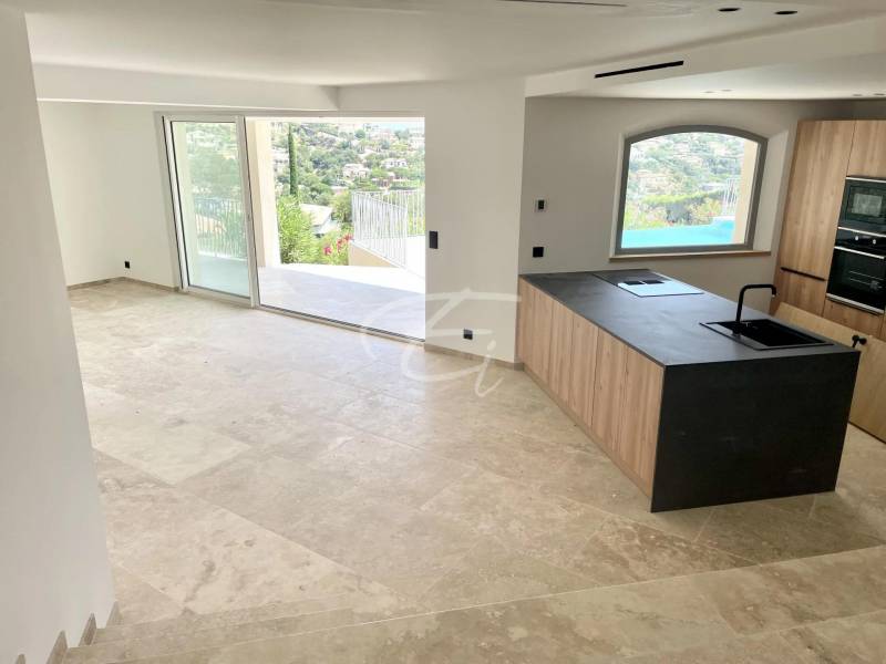 Vente villa vue mer rénovée à Sainte Maxime avec 4 chambres et piscine
