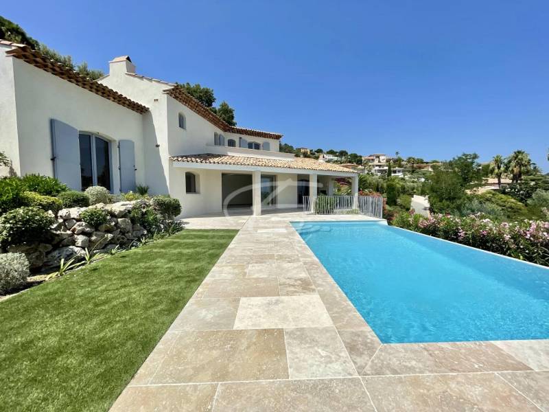 Vente villa vue mer rénovée à Sainte Maxime avec 4 chambres et piscine