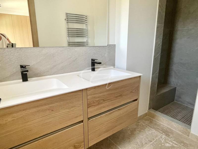 Vente villa vue mer rénovée à Sainte Maxime avec 4 chambres et piscine