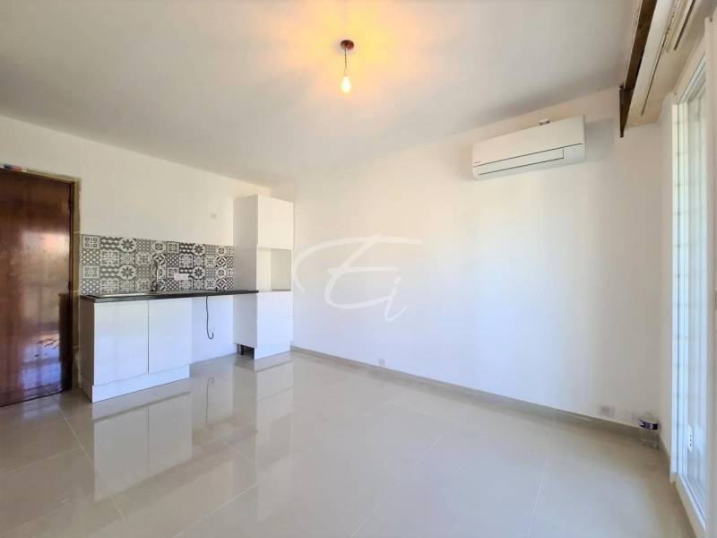 Vente appartement deux pièces à ste maxime dans le var entièrement rénové avec terrasse