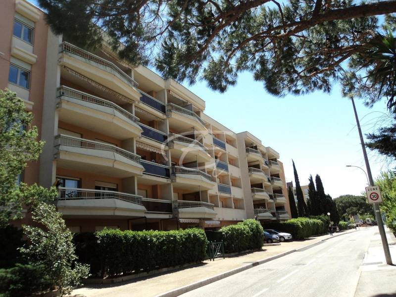 Studio à la vente à Sainte Maxime dans le centre ville avec parking