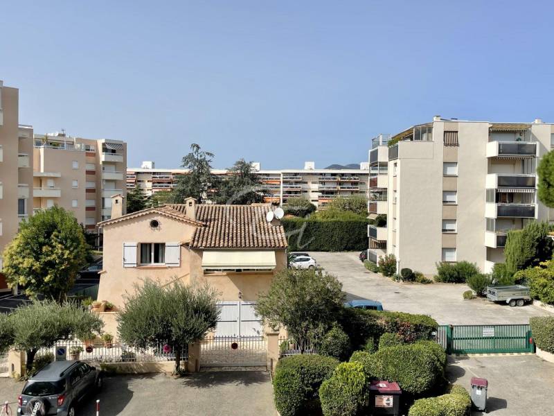 Studio à la vente à Sainte Maxime dans le centre ville avec parking
